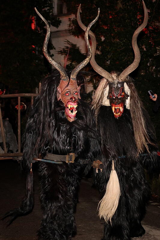 Anifer Krampuslauf am Dorfplatz