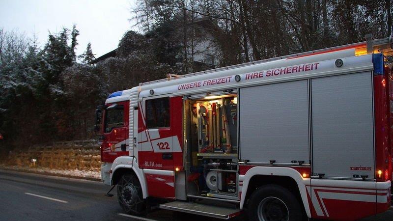 Krankenwagen landet im Graben