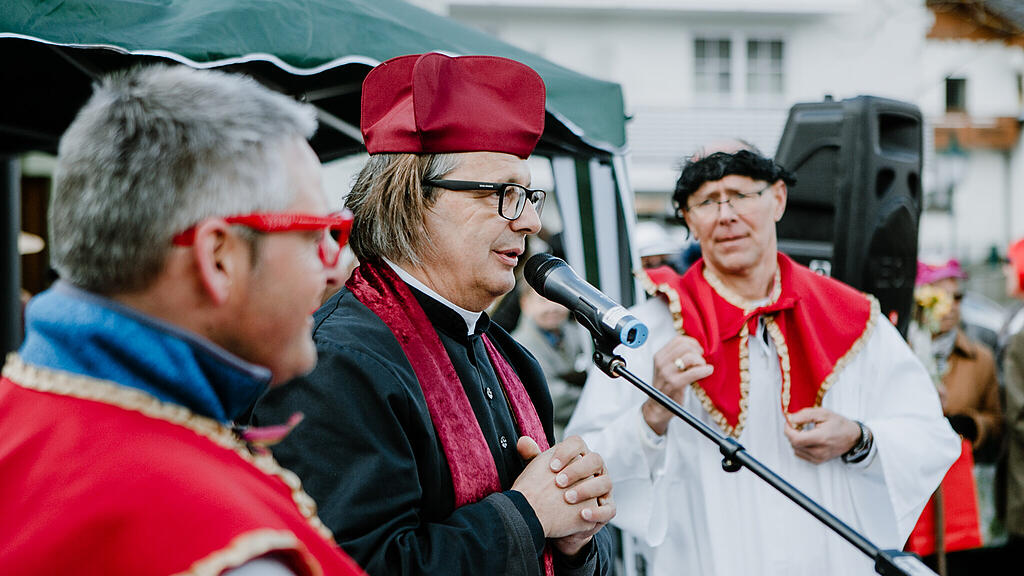 Verkehrte Hochzeit, Kirche