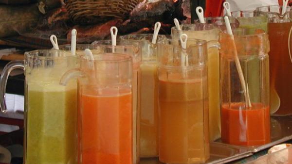 Auch Fruchtsäfte und Smoothies können es in sich haben