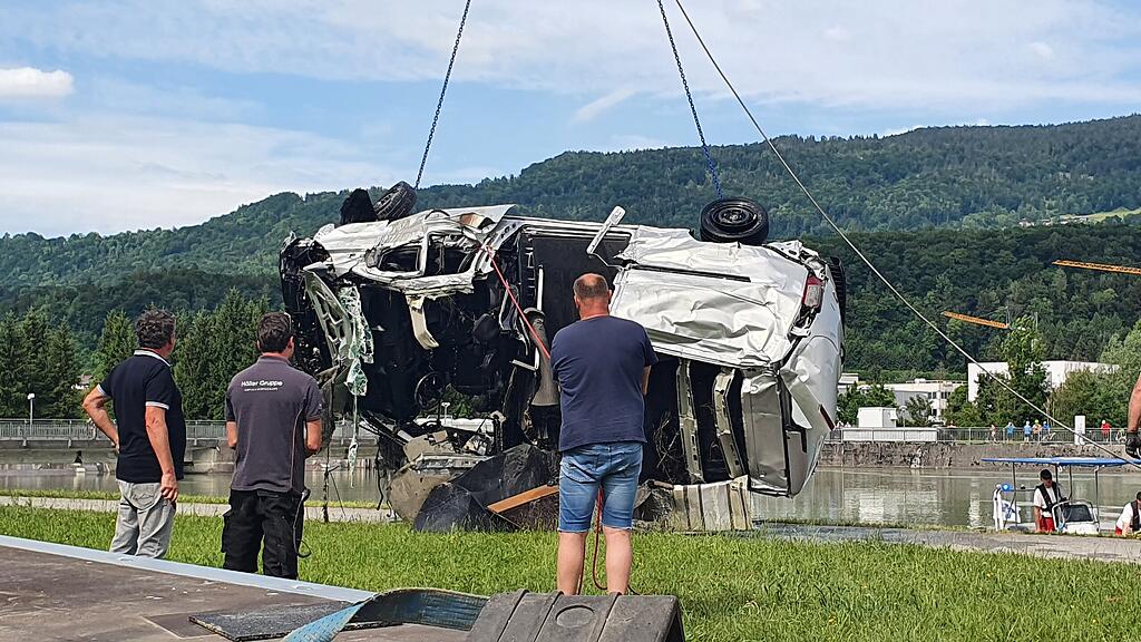 Hallein: Klein-Lkw aus Salzach geborgen I