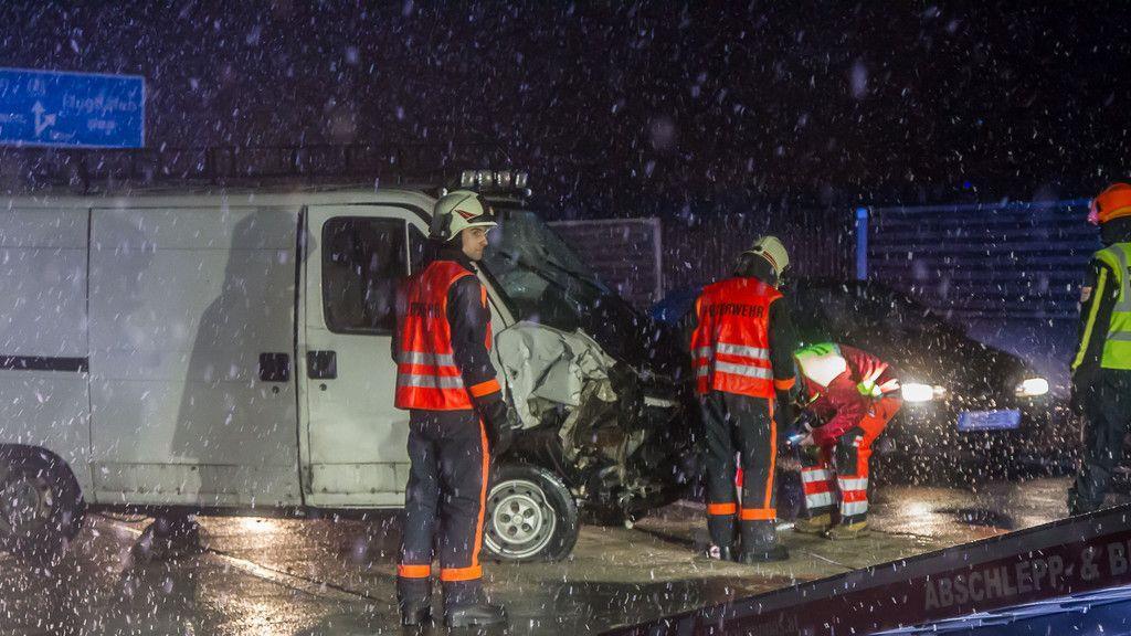 Zwei Verletzte bei Unfall mit Klein-Lkw auf A1
