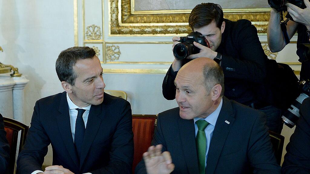 Kern (links) und Sobotka liegen im Clinch.