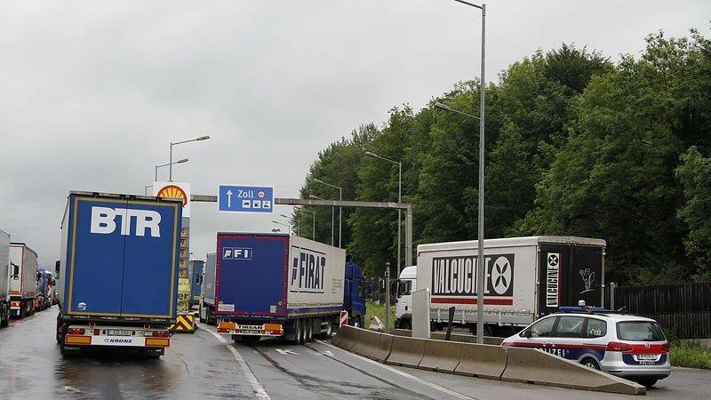 Sperre der A8: Stau