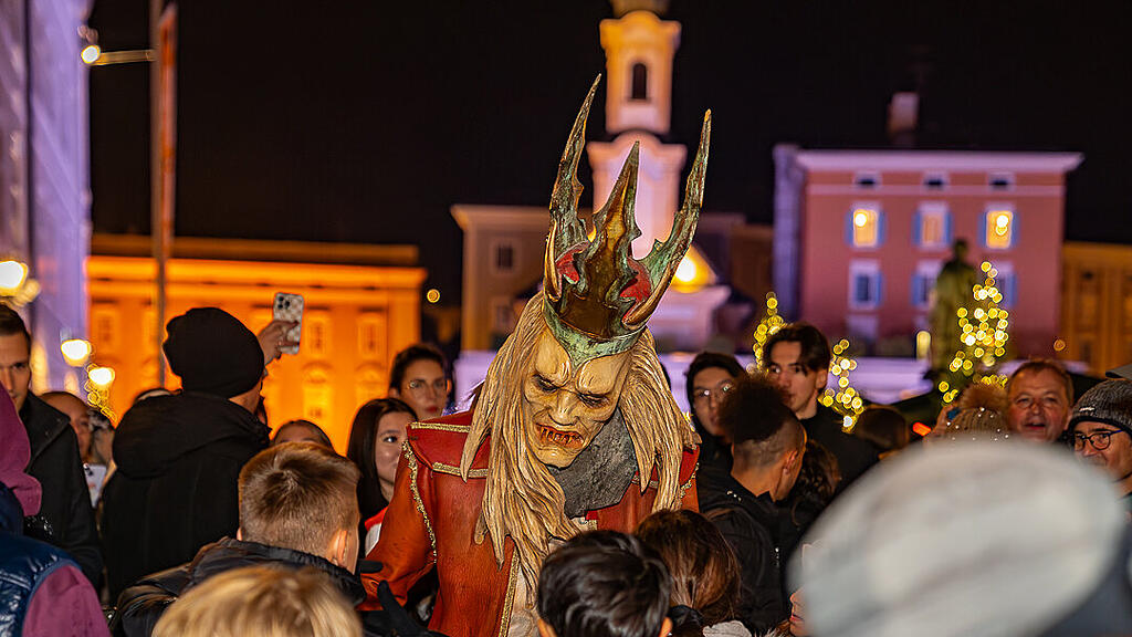 Lauf der Gr\u00f6diger Krampusse in der Altstadt
