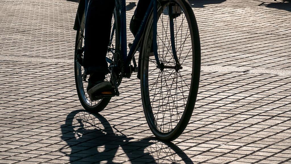 Der 26-Jährige wurde vom Rad gestoßen. (Symbolbild)