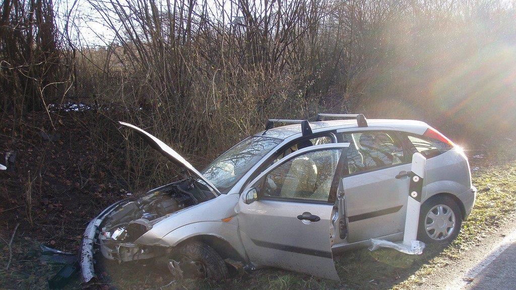 Mit Pkw gegen Baum
