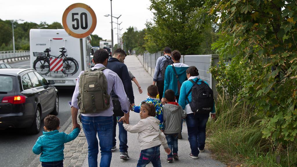 Flüchltinge zu Fuß von Salzburg nach Freilassing unterwegs