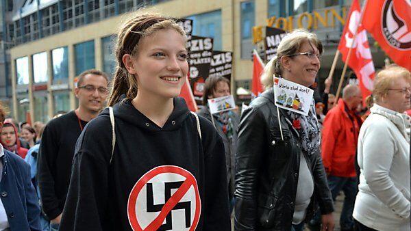Protestzüge gegen Rechtsradikale