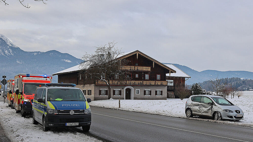 Pkw von Lkw gerammt