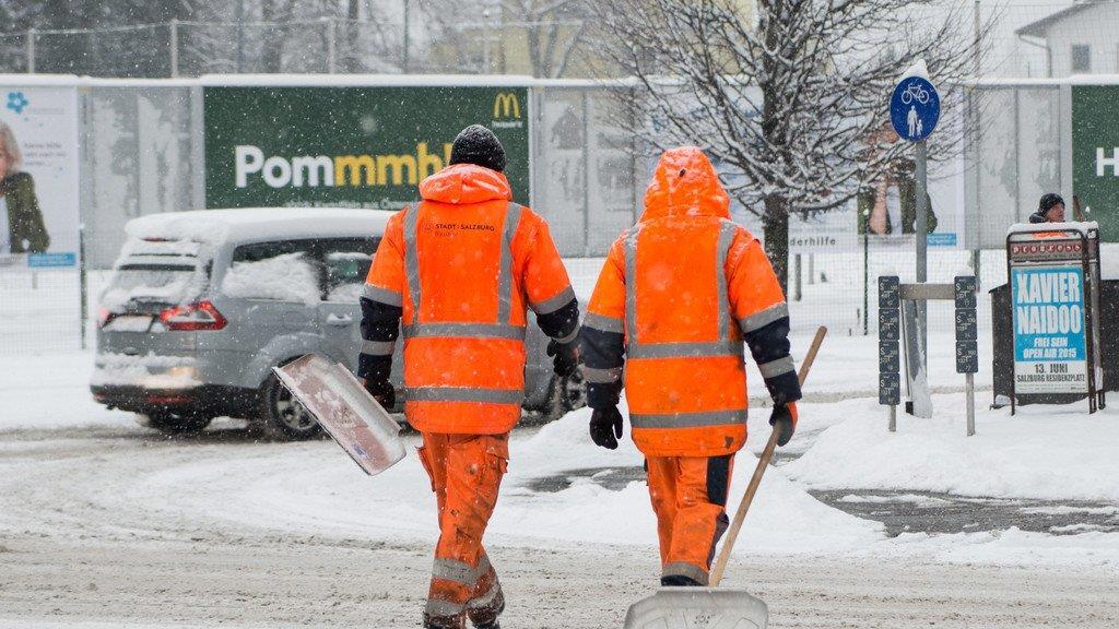 Schnee sorgt für Unfälle und Verkehrschaos: Innenstadt versinkt im Schnee