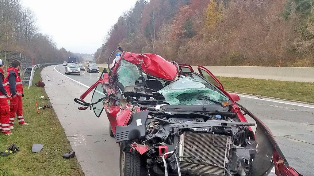 Der Geländewagen und der Kleinwagen wurden bei dem Unfall völlig zertrümmert.