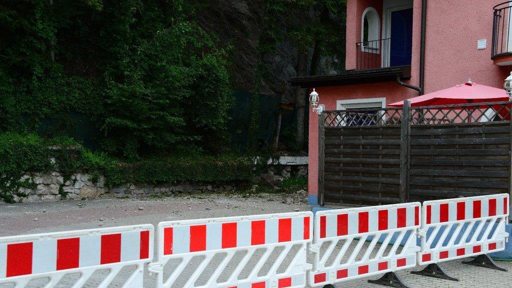 Felsen stürzen auf Bordell