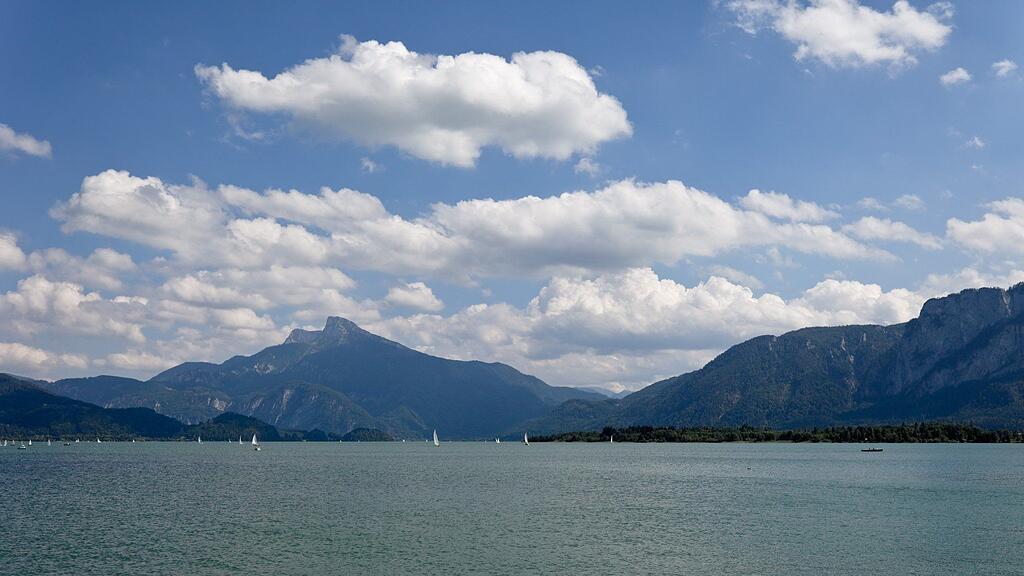 Der Mann wurde von zwei Tauchern der Wasserrettung Mondsee unweit des Ufers gefunden und tot geborgen.