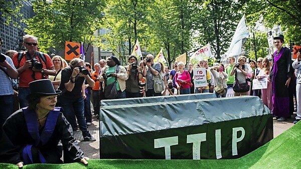 Zu Grabe getragen ist TTIP nicht, aber wohl für einige Zeit auf Eis