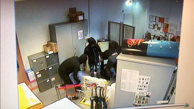 Banküberfall in Salzburg: Bilder der Überwachungskamera