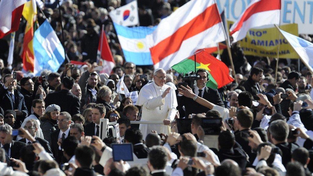 Zehntaussende Pilger bei Amtseinführung von Papst Franziskus