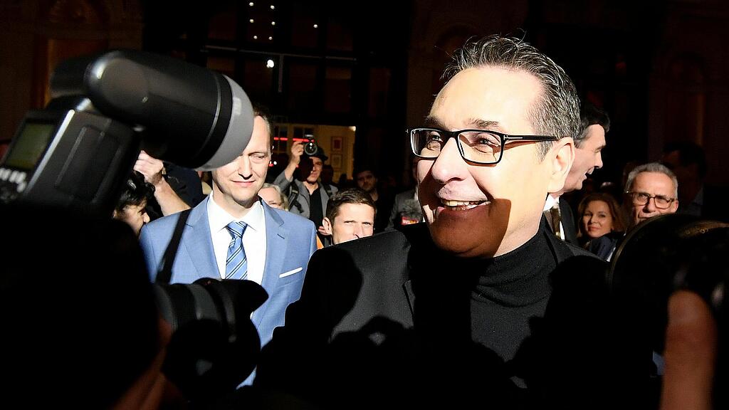 Heinz-Christian Strache spricht bei DA\u00d6