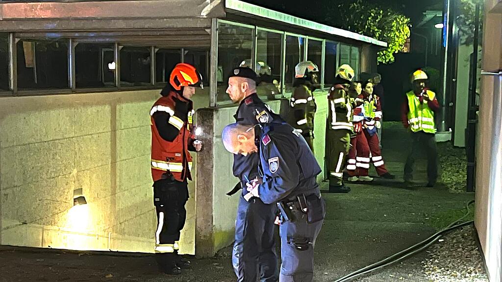 Bewohnerin bei Feuer in Langwied von Balkon gerettet