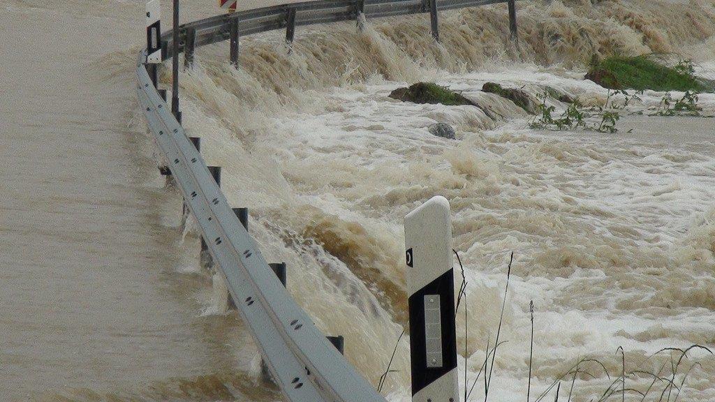Grabenstätt: A8 überflutet