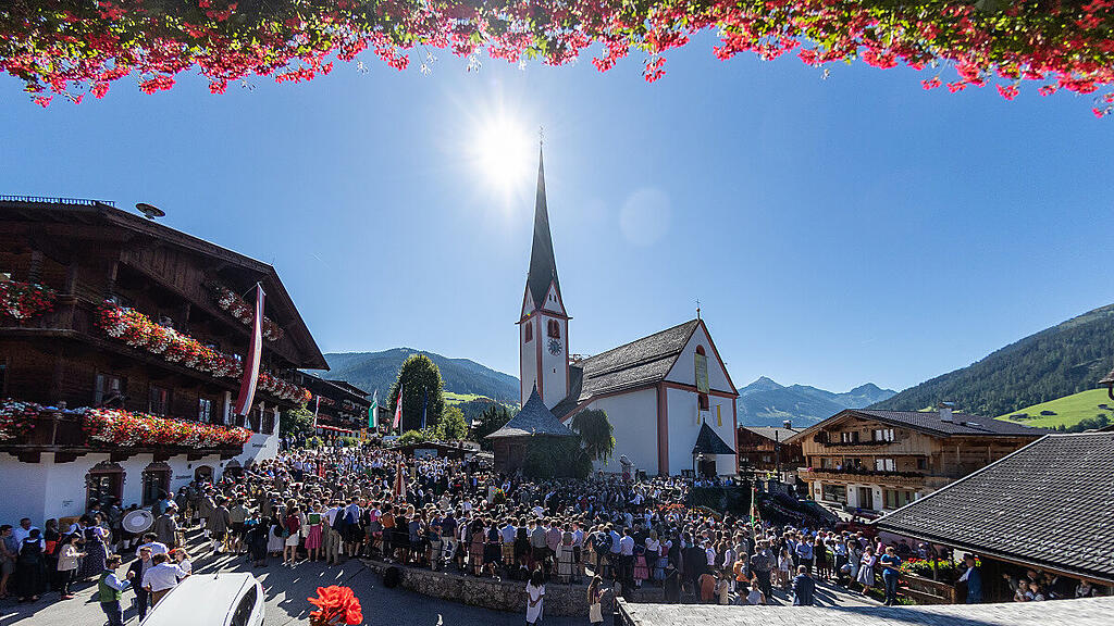 Traditionellerweise wurde die Eröffnung am Dorfplatz gefeiert