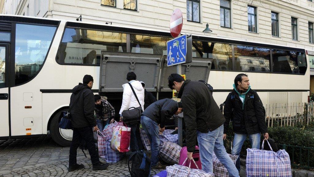 Flüchtlinge verlassen die Votivkirche und ziehen ins Servitenkloster