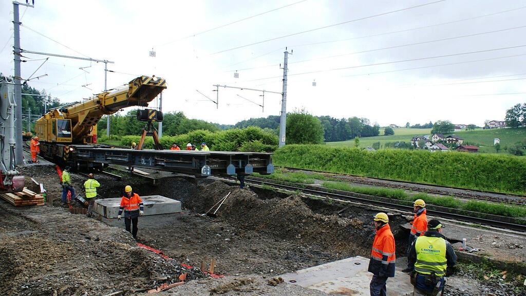 Die Arbeiten zum Einbau der Hilfsbrücke in Hallwang.