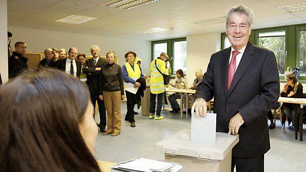 Bundespräsident Fischer bei der Stimmabgabe