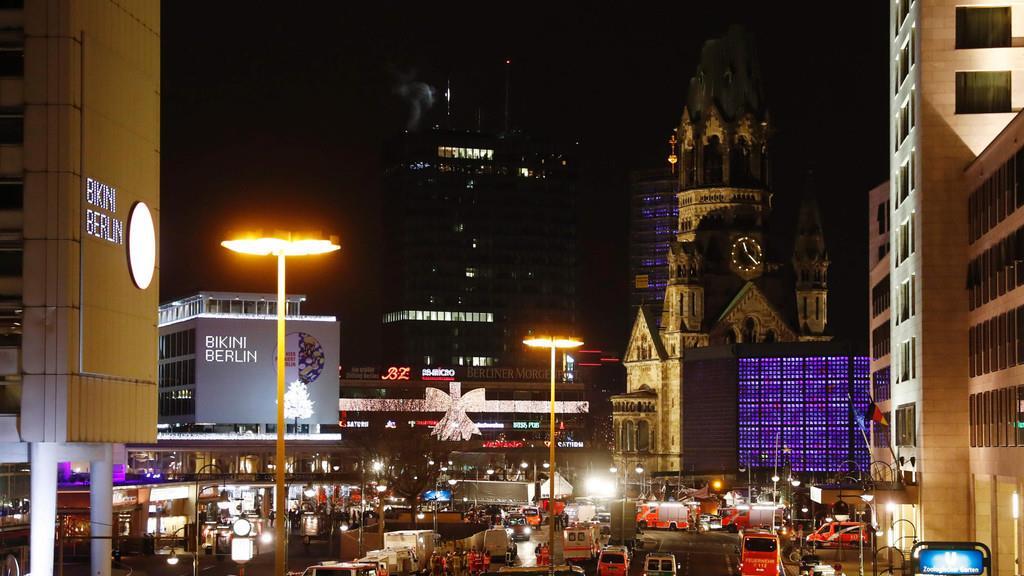 Lkw rast in Weihnachtsmarkt: Spurensicherung in der Nacht