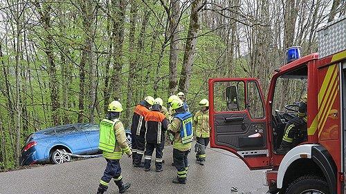 Auto droht in Berchtesgaden abzustürzen