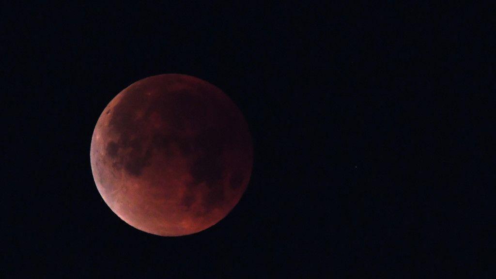 Super-Blaublutmondfinsternis rund um die Welt