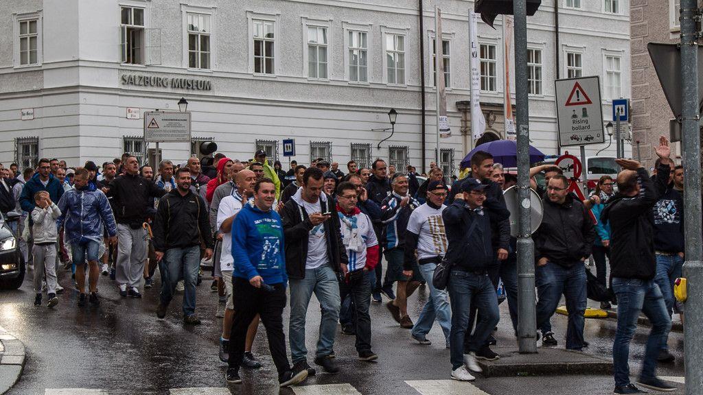 Kroatische Fans marschieren durch Altstadt