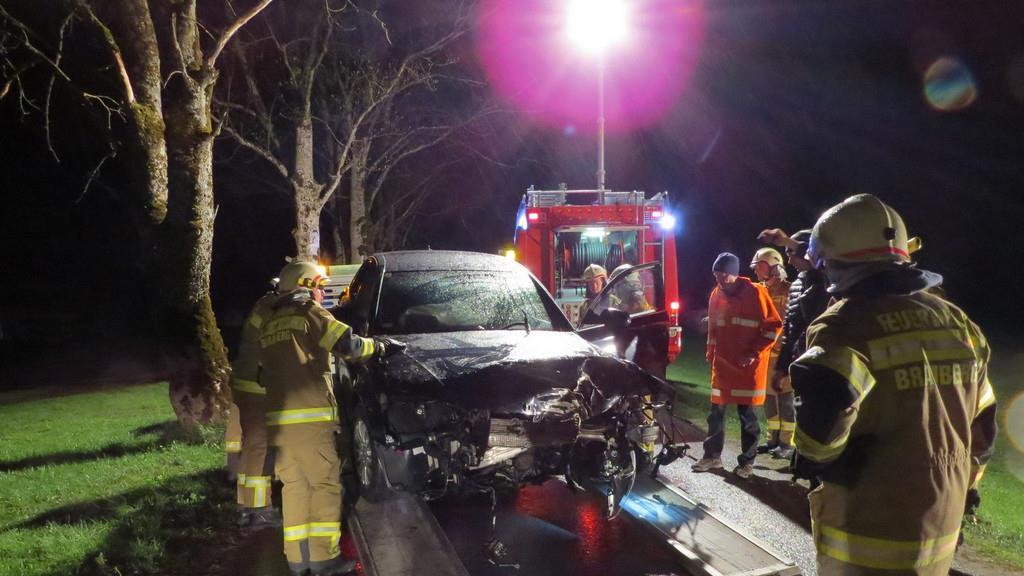 Auto knallt in Bramberg gegen Baum