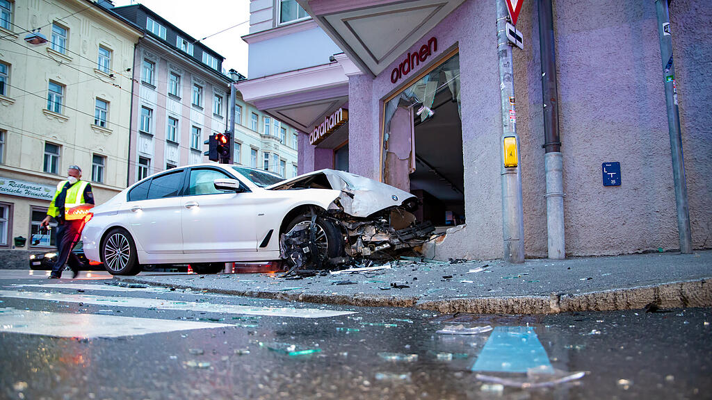 20210515_fmt_PKW_crasht_in_auslage_mw-6.jpg