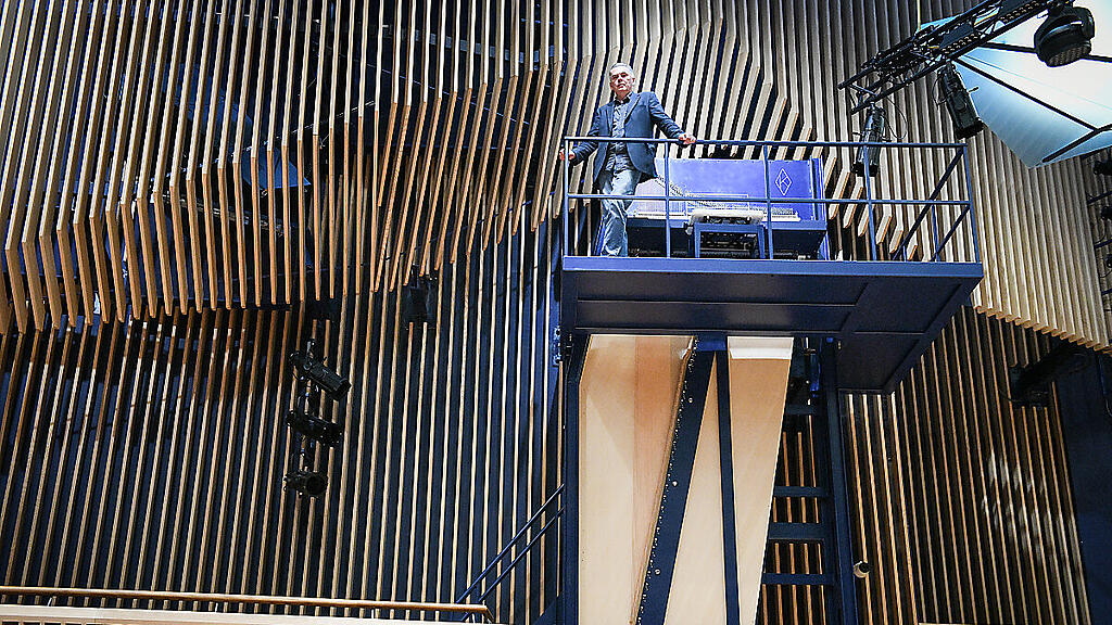 Das Klavier ist an der Wand des Konzerthauses in Ventspils montiert