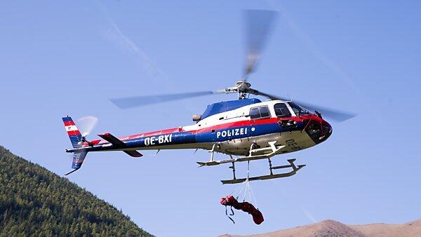 Zwei Polizeihubschrauber aus Salzburg flogen zum Feuerkogel.