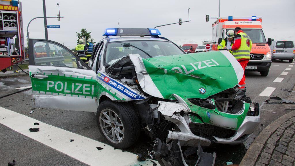 Der BMW der bayrischen Polizei wurde bei dem Unfall komplett zerstört.