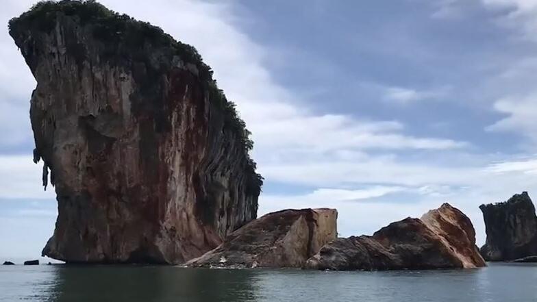 Sturm teilt Felseninsel in Thailand, Krabi,