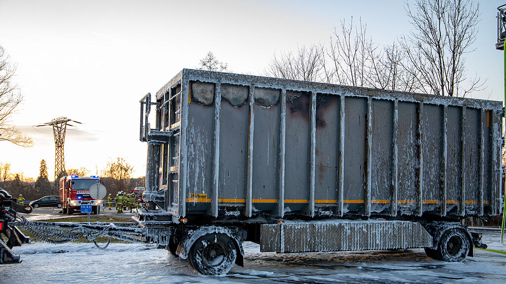 Lkw-Anh\u00e4nger in Nu\u00dfdorf in Vollbrand
