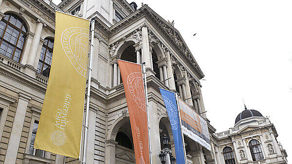 Knapp 50.000 Studenten zahlten Gebühren