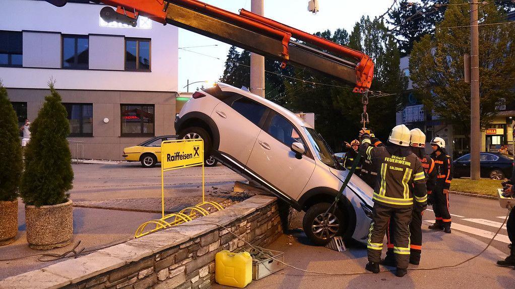 Pkw kracht über Steinmauer