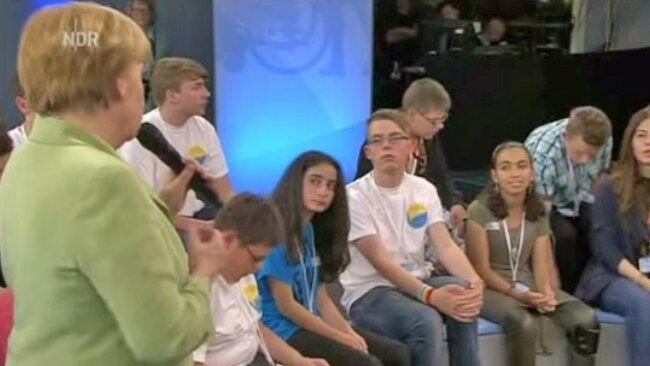 Die deutsche Bundeskanzlerin Angela Merkel im Gespräch mit der Schülerin Reem.