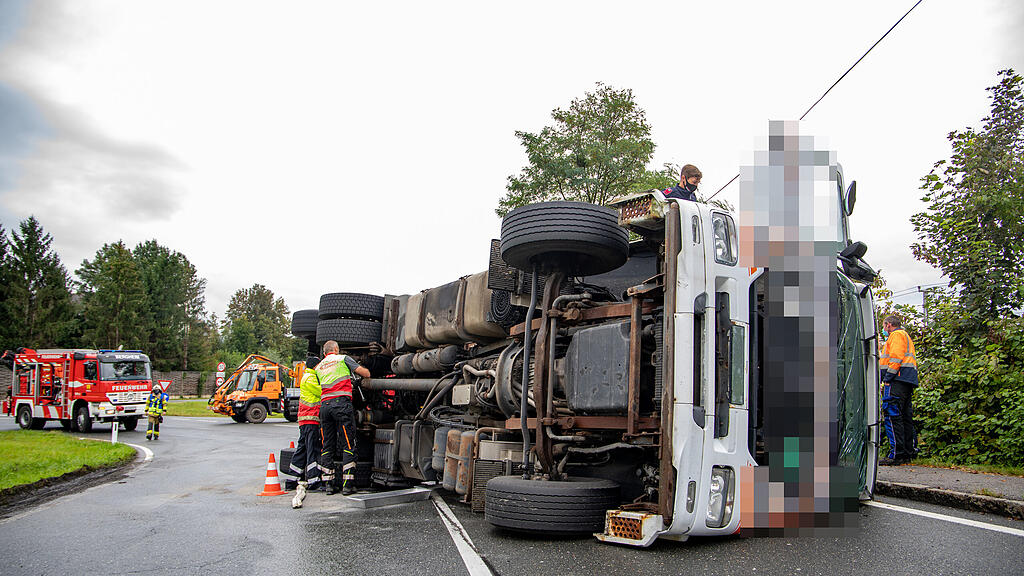 B156: Lkw in Bergheim umgekippt