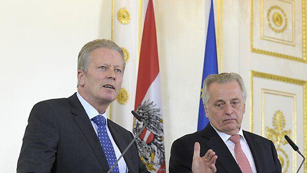 Mitterlehner und Hundstorfer im Pressefoyer
