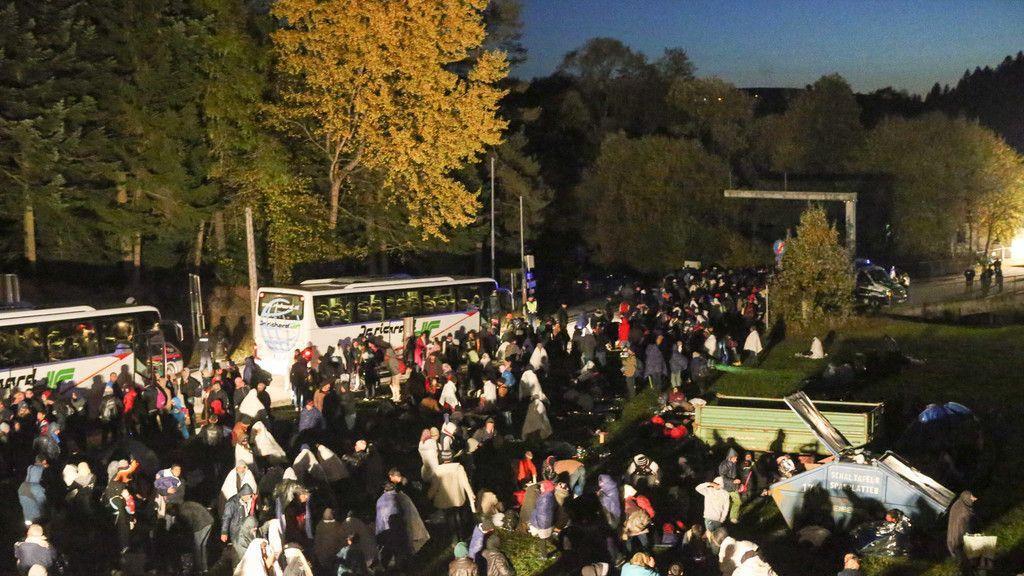 OÖ: Zahlreiche Flüchtlinge verbringen Nacht an Grenze