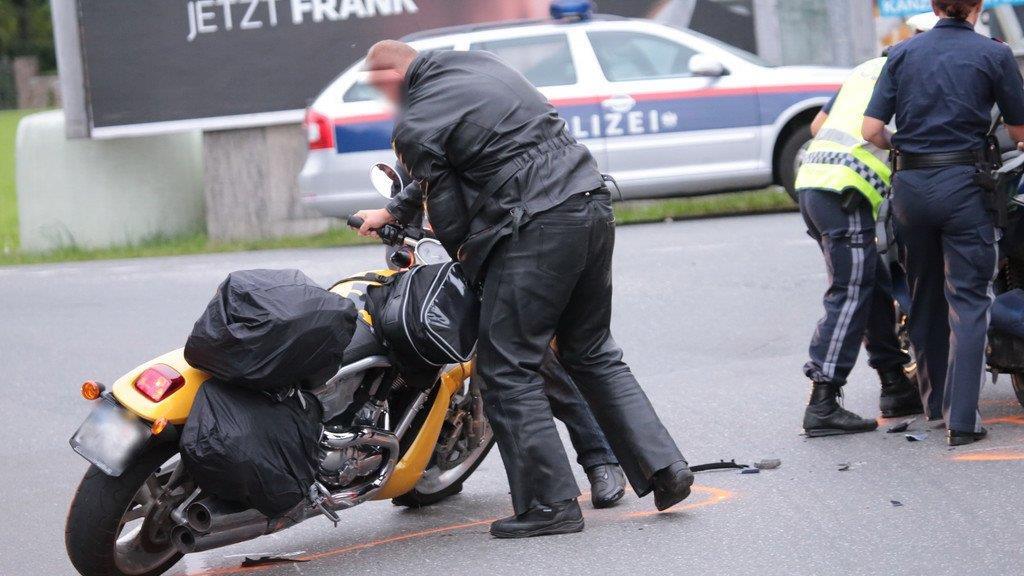 Harley-Fahrer schleudert in Gegenverkehr