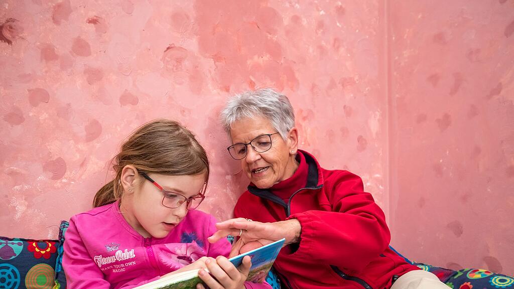 Lesepatin Franziska und Elena tauchen in die Welt der Bücher ein.