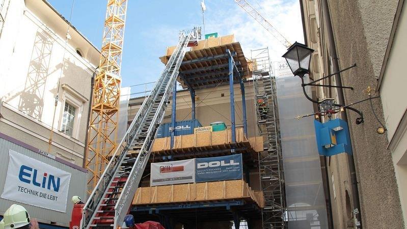 Arbeiter stürzt von Dach