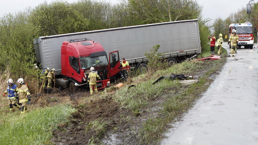 Sattelschlepper kommt in Mattsee von Fahrbahn ab.