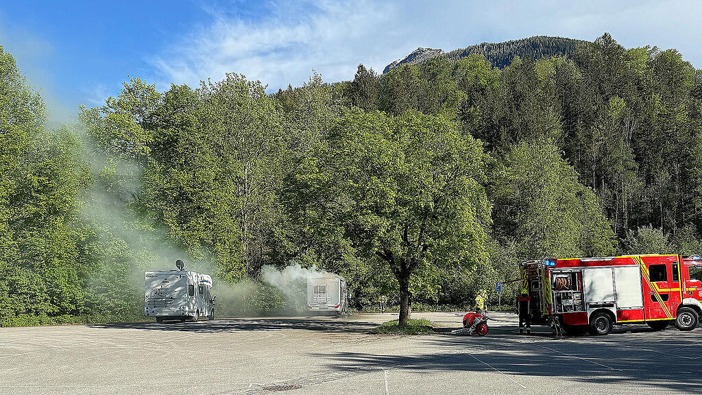 Brennendes Wohnmobil am Salzbergwerk-Parkplatz